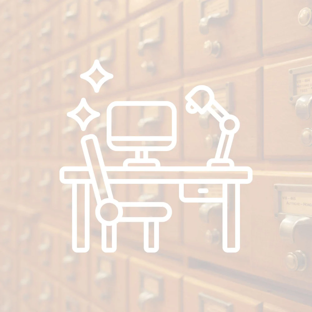 Een opgeruimde werkplek achter een archiefkast