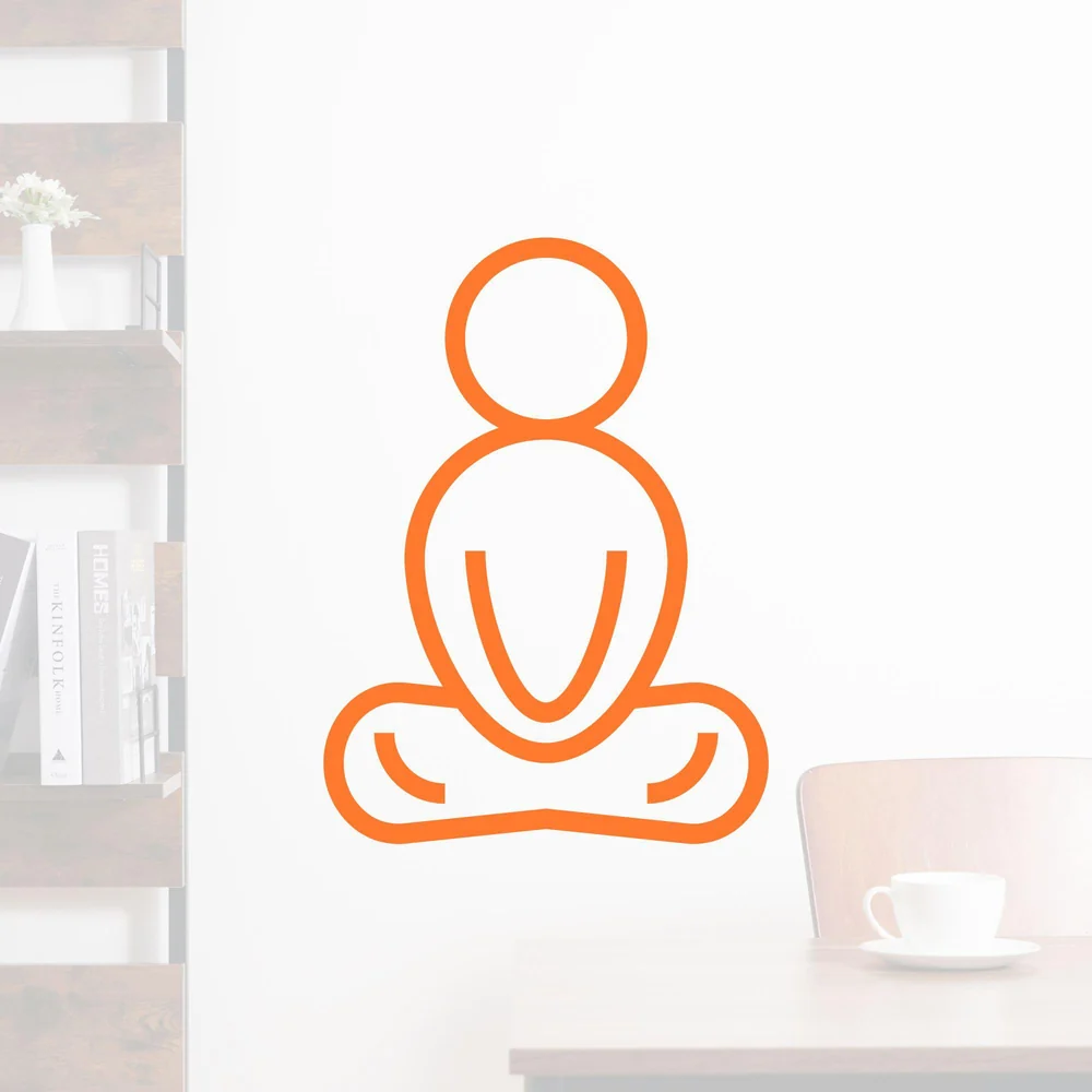 Een zittende figuur in rust bij een bureau